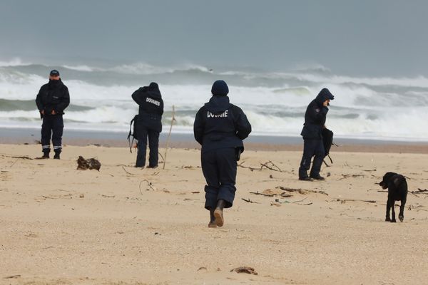 Des douaniers à la recherche de ballots de cocaïne sur la plage de Moliets, dans les Landes, ce dimanche 10 novembre 2019. 