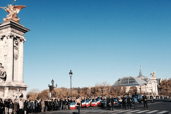 Militaires et anonymes rassemblés ce matin Pont Alexandre III à Paris, pour saluer le passage du cortège funéraire