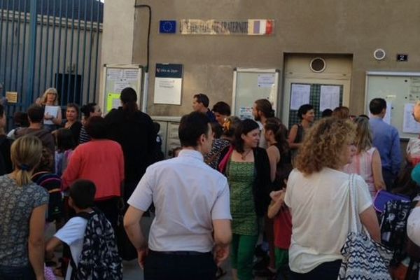 En raison des mesures de sécurité, les parents n'ont pas été autorisés à entrer dans l’enceinte de l’école élémentaire du boulevard de la Trémouille, à Dijon, jeudi 1er septembre 2016, pour la rentrée scolaire.