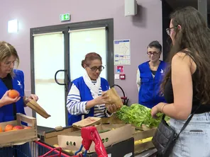 De la viande, du lait, des produits frais, viennent remplir le sac de courses des étudiants.