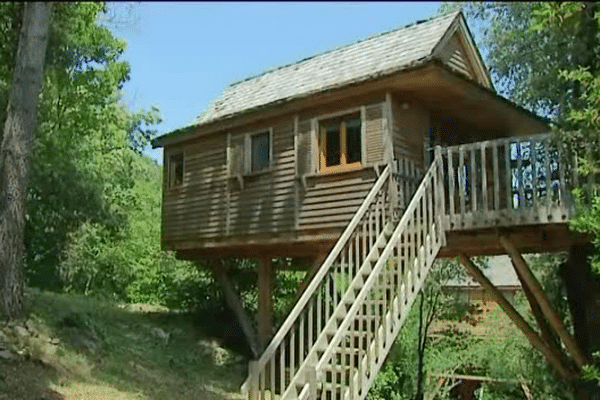 Une cabane au milieu des arbres pour des vacances au coeur de la nature. Une tendance qui rencontre un grand succès. 