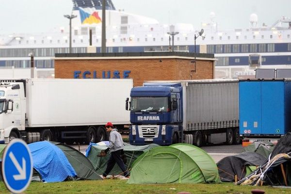 Les migrants installés sous des tentes près du terminal de ferrys à Calais. Novembre 2013