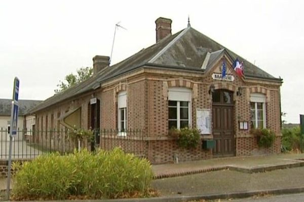 La mairie de Bois-Normand-près-Lyre (27) est l'un des édifices dégradés