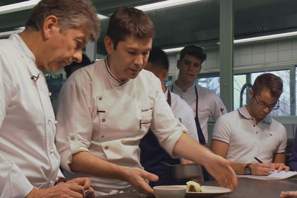 La cuisine, c'est un patrimoine, un héritage, qui se transmet de père en fils chez les Marcon, ici Régis et Jacques.