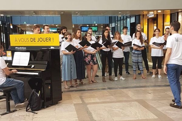 La Maîtrise de Notre-Dame, en performance dans le hall de la gare Montparnasse