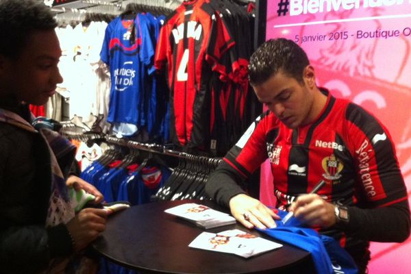 Hatem Ben Arfa a signé de très nombreux autographes à la boutique du club