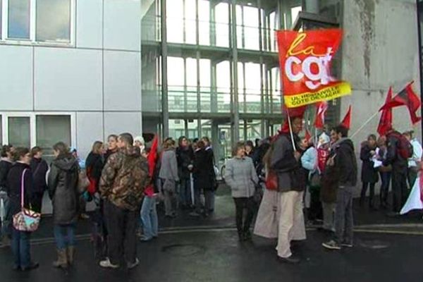 150 à 200 personnes se sont réunies ce jeudi matin devant l'inspection d'académie à Hérouville-Saint-Clair