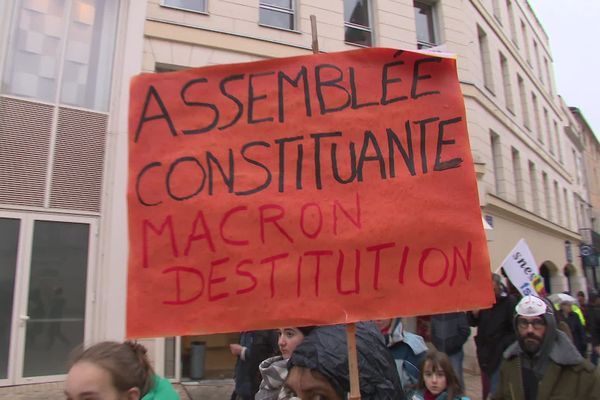 Manifestation à Poitiers contre le recours à l'article 49-3 pour adopter le projet de réforme des retraites