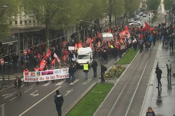 A Saint-Etienne, environ un millier de personnes prennent part en ce moment même à la manifestation du 1er mai.