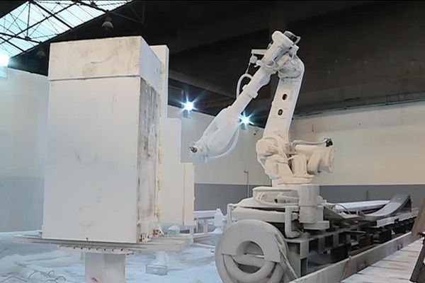 Un robot utilisé par certains carnavaliers pour fabriquer les chars du carnaval.