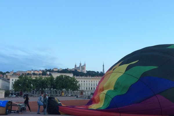 La montgolfière est préparée pour un vol matinal au-dessus de Lyon