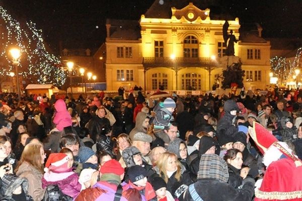 Saint Nicolas traverse la foule bragarde, en 2011.