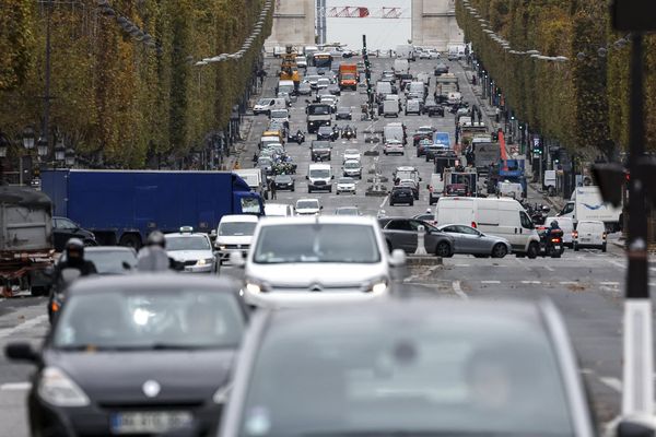 Les Champs-Elysées font partie des boulevards qui ne sont pas concernés par la limitation à 30 km/h