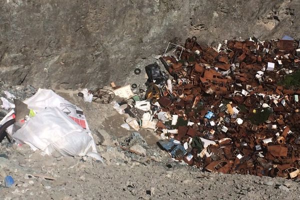 Dépôts amiantifères dans un cratère de l'ancienne mine de Canari, le 24 mars 2016.