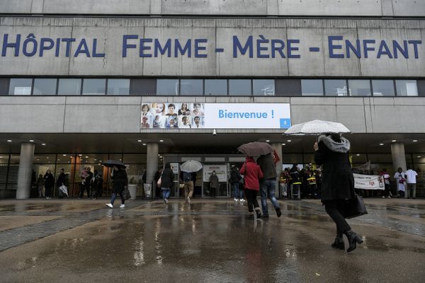 Deux hommes proches de l’ultradroite ont été mis en examen après avoir, "en réponse aux émeutes", délibérément percuté la voiture d’un père et sa fille de sept ans près de Lyon. Le conducteur, déjà condamné pour provocation à la discrimination, est en détention provisoire.