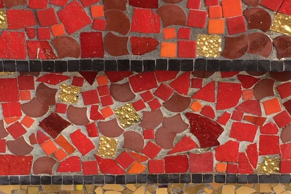 Un détail des mosaïques de la façade de l'immeuble Poirier à Rennes