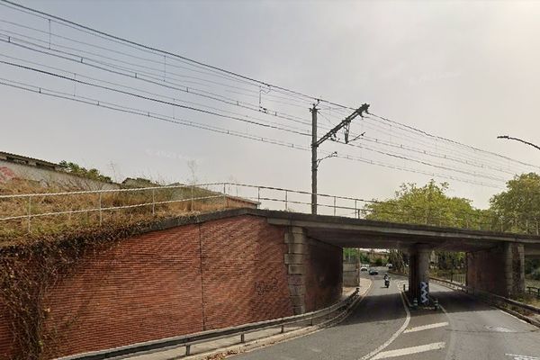 C'est à cet endroit, au niveau du boulevard de la Méditerranée juste avant le Pont des Demoiselles à Toulouse (Haute-Garonne) que le camion a percuté le pont.