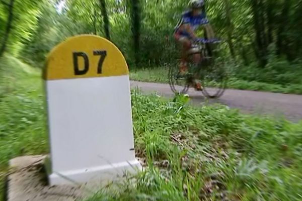 La RD7 est prisée par les cyclistes, elle offre un tracé à l'abri du vent