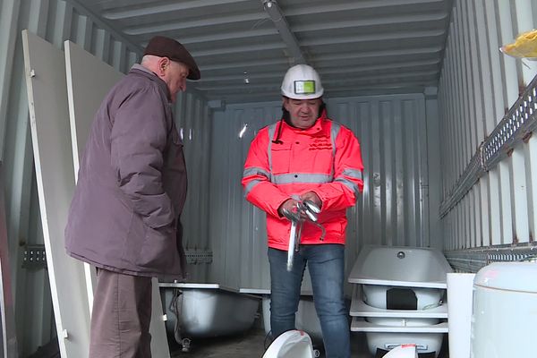 Un échantillon des matériaux proposés est disposé dans un conteneur.