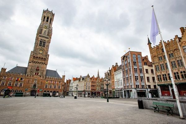 La place de Bruges, déserte à cause du coronavirus, devrait retrouver un peu de vie dès demain.