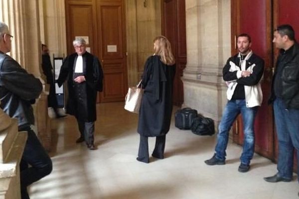 Salariés au tribunal de commerce de paris, devant la salle d'audience, lundi 12 mai 2014