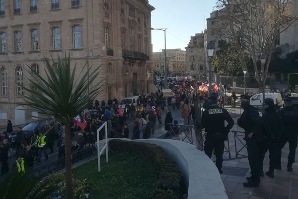 Le passage des manifestants en bas du quartier du Panier