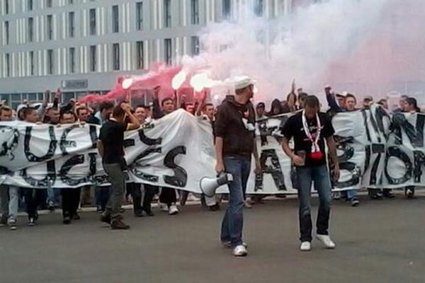 Le groupe de supporters Dogues Virage Est (DVE) a manifesté devant le Stade Pierre Mauroy avant la rencontre LOSC - OGC Nice (15 septembre 2013)