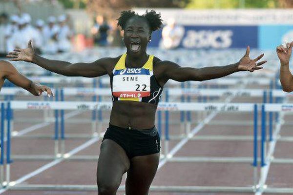 L'athlete de Besançon Awa Sene célèbre sa victoire au 100m haies, aux Championnats de France d'athlétisme, le 7 juillet 2018.