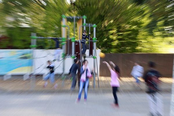 Une cour d'école primaire. Image d'illustration.