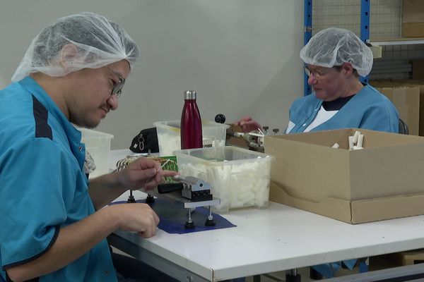 Fabrication d'applicateurs de rouge-à-lèvres, à l'Esat de la Couronnerie, à Saint-Pryvé-Saint-Mesmin.