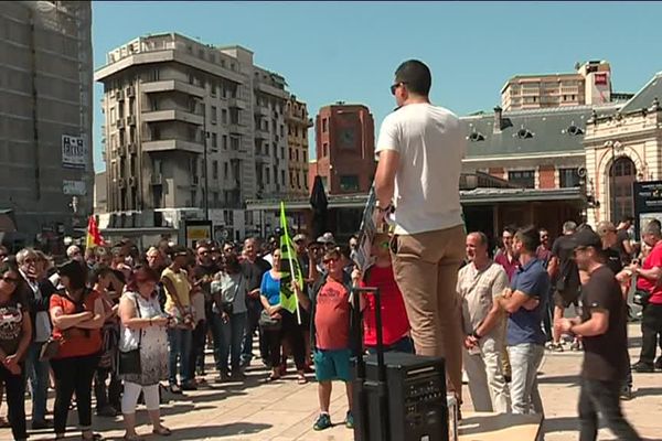 Ce matin, sur le parvis de la gare Thiers à Nice.