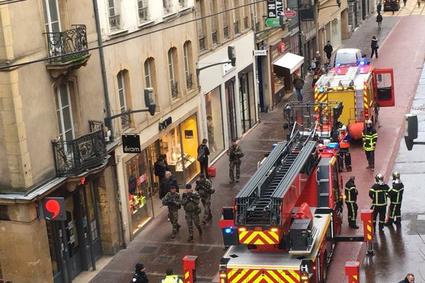 Les pompiers sont intervenus en reconnaissance pour une fumée suspecte rue Serpenoise à Metz. 