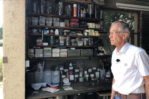 Dans son petit garage de l'Allier, Jean-Louis possède une cinquantaine de boîtes où sont triés précisément les matériaux potentiellement recyclables. 