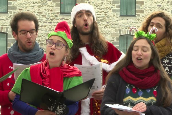 Les lutins de la lutte sur le marché des Lices à Rennes