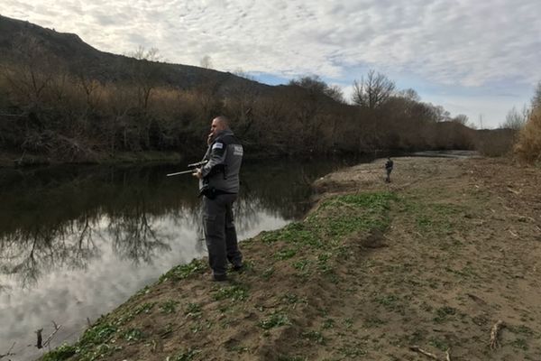 Un agent de l'office français de la biodiversité à l'affût avec son fusil hypodermique sur les berges de l'Agly - janvier 2021.