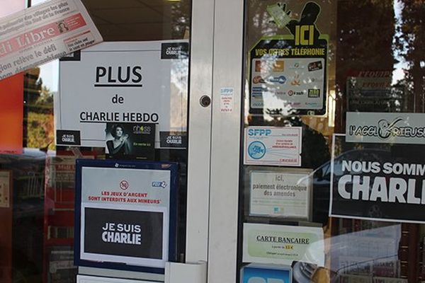 L'hebdomadaire Charlie Hebdo épuisé au kiosque à journaux du quartier du Millénaire à Montpellier dès sa sortie le 14 janvier une semaine après les attentats.