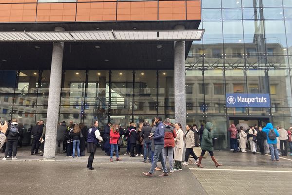 Mobilisation ce mardi matin devant le bâtiment Maupertuis de l'université d'Évry.