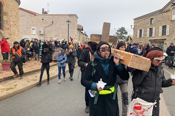 Les manifestants sont appelés à défiler en tenue de deuil