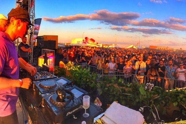 Près de 4 000 festivaliers étaient réunis sur le tarmac de l'aéroport, ce samedi 15 juin.