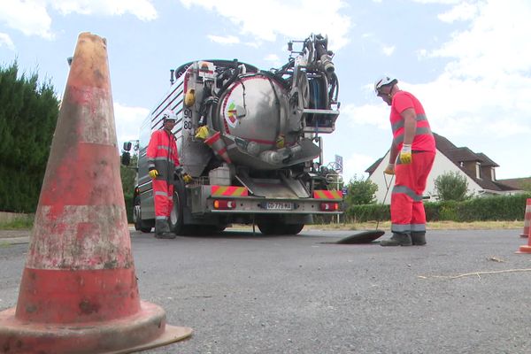 Cette entreprise d'hydrocurage est contrainte d'utiliser de l'eau potable pour déboucher les canalisations à Terrasson-la-Villedieu (Périgord).