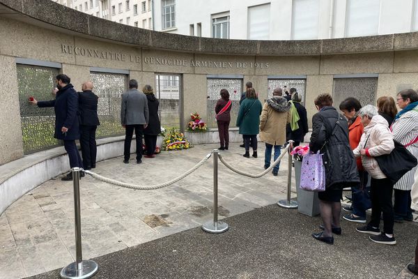 Une centaine de personnes ont commémoré la mémoire des victimes du génocide arménien de 1915 à Villeurbanne ce dimanche 23 avril 2023.