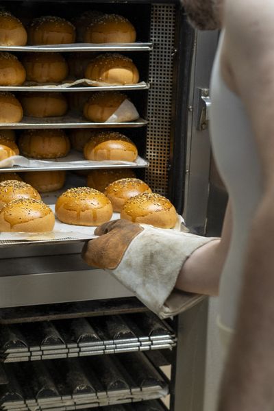 Dans la fournaise, certains sont obligés de rester près des fourneaux... Les boulangers en particulier.