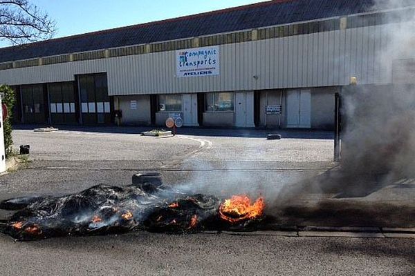 Perpignan - les conducteurs de bus en grève ont bloqué le dépôt de la compagnie - 26 mars 2015.