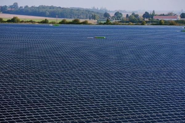 La centrale solaire de Crucey-Villages, près de Dreux, en Eure-et-Loir, inaugurée en 2012. 