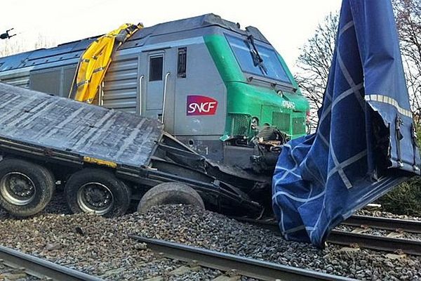 La remorque du camion s'est encastrée sous la rame de TER