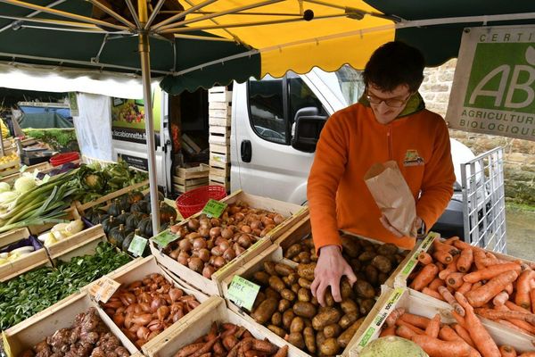 Dans la région, seulement certains marchés alimentaires sont autorisés.