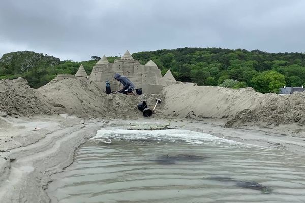 Le château de sable construit sur la plage de Plestin-les-Grèves sera un des éléments du décor de la future publicité d'une marque de boisson énergisante.