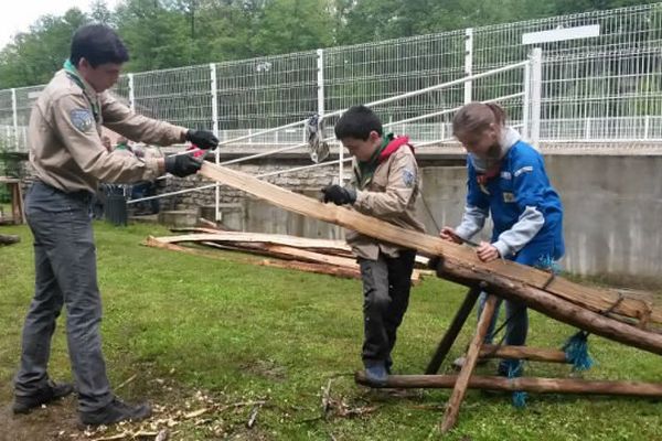 les jeunes scouts vont passer 3 jours à réaliser des constructions sans clou ni vis.