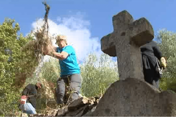 Nettoyage du cimetière du bagne de Saint-Antoine, le 1er mai 2016