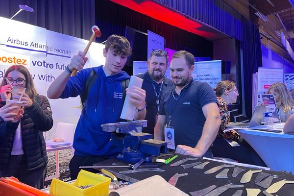 Des lycéens s'initient au métier d'ajusteur-monteur sur le stand d'Airbus Atlantic.